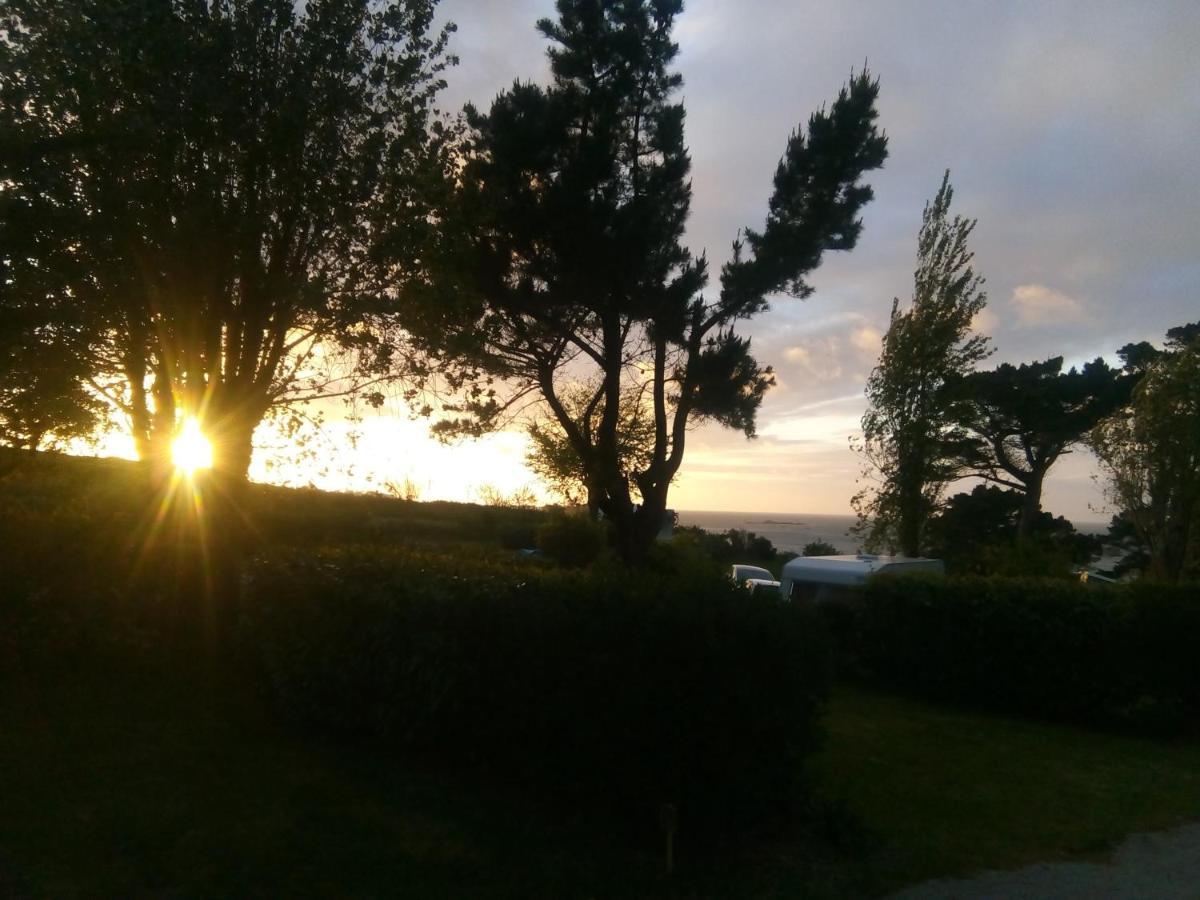 Les Hortensias Grande Tente Familiale Deux Chambres Et Sejour Vue Mer Sur Camping Nature Plestin-les-Grèves Екстериор снимка